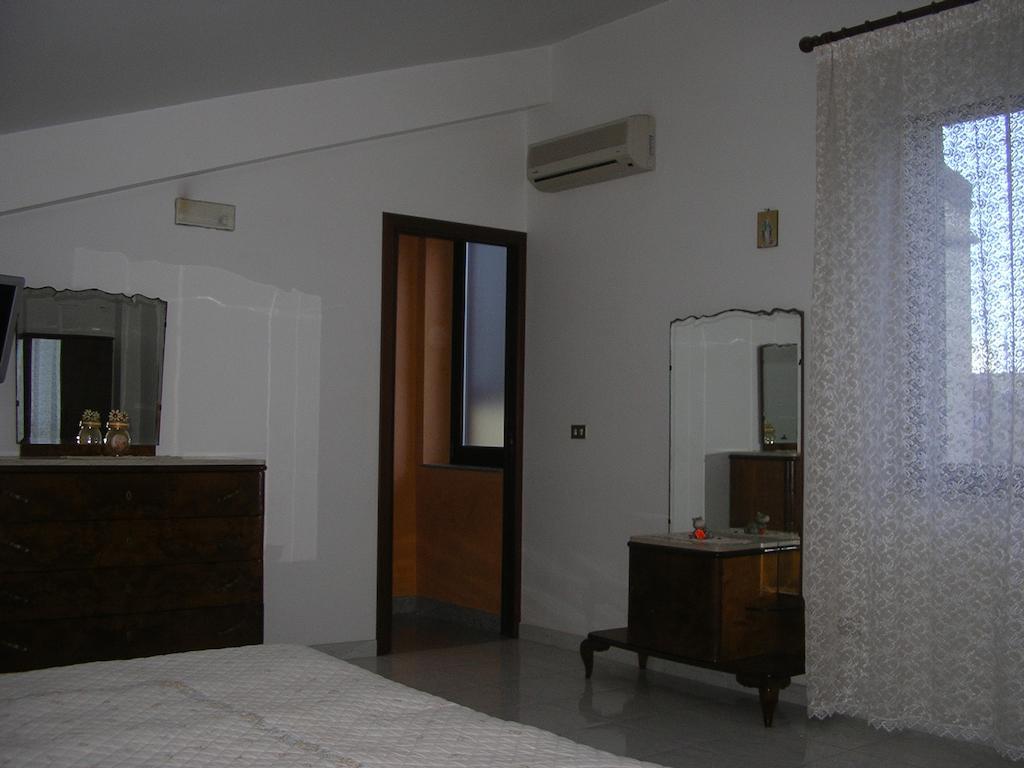 Apartamento Terrazza Sul Mare Gioiosa Marea Habitación foto